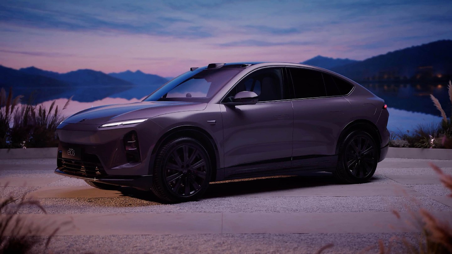 蔚来EC6 AURA作品中的汽车与暮色湖景